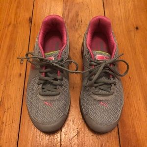 Puma sneakers size 8 1/2 (LIKE NEW)